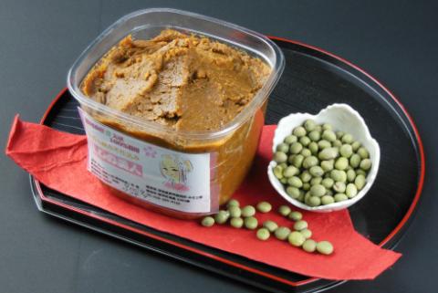 こだわりの手作り青大豆味噌 900g×2 発酵 自家製 米麹 天然塩使用 味噌汁 発酵食品 調味料 無添加 青豆みそ 甘口みそ 味噌 みそ 米みそ 麹みそ 長期熟成 国産 大豆 自然塩100％ カップ入 手作り みそ汁 うま味 コク深く 上品な味わい