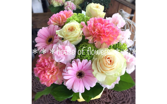 （ピンク系）Mサイズ 癒し生活！季節のおまかせフラワーアレンジメント
