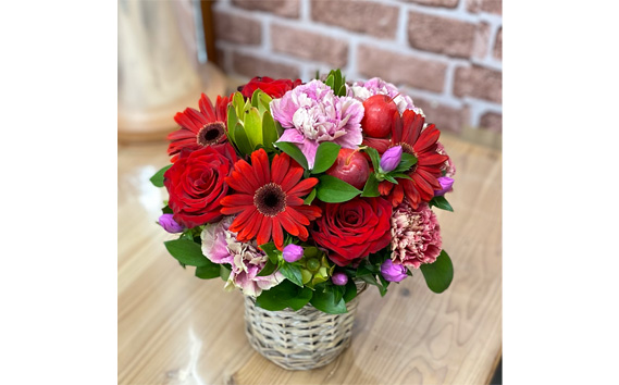 （レッド系）Mサイズ 癒し生活！季節のおまかせフラワーアレンジメント
