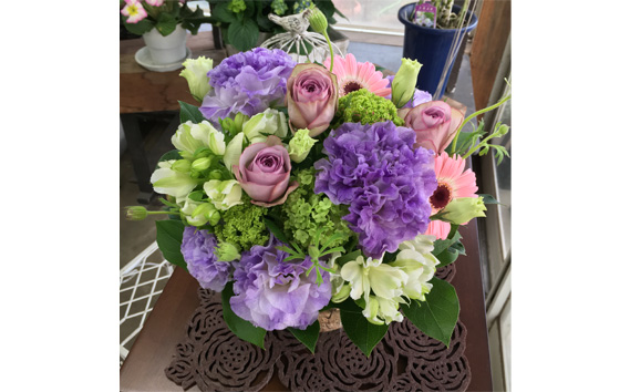 （パープル系）Mサイズ 癒し生活！季節のおまかせフラワーアレンジメント
