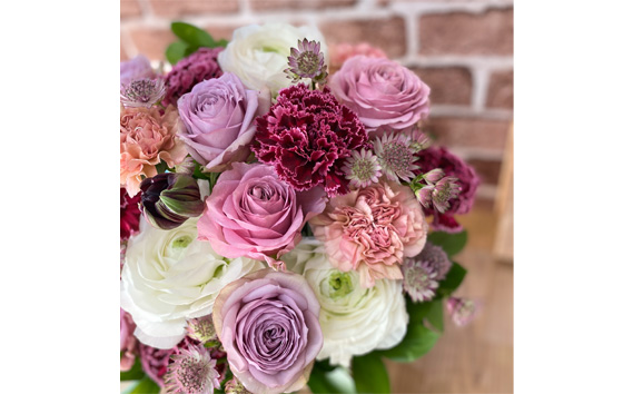 （パープル系）Lサイズ 癒し生活！季節のおまかせフラワーアレンジメント