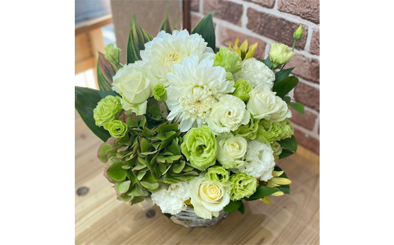 （ホワイト＆グリーン系）Lサイズ 癒し生活！季節のおまかせフラワーアレンジメント
