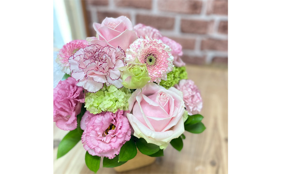 （ピンク系）Mサイズ 癒し生活！季節のおまかせフラワーアレンジメント