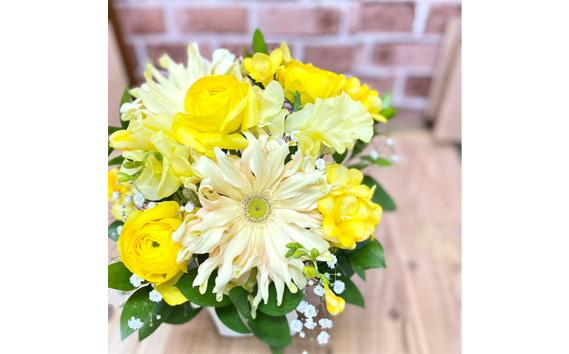 (イエローオレンジ系）Mサイズ 癒し生活！季節のおまかせフラワーアレンジメント