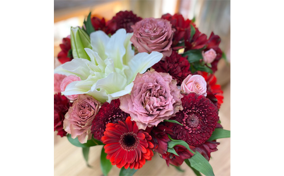 （レッド系）Lサイズ 癒し生活！季節のおまかせフラワーアレンジメント