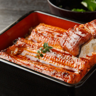 熟練された職人が作る「炭火焼き　国産うなぎ蒲焼」大サイズ約200g×2尾【配送不可地域：離島】