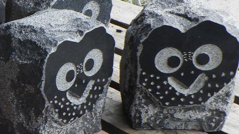 ふくろう彫刻 「welcome わが家へ」 石 ストーン 雑貨 職人 伝統工芸 伝統工芸品 置き物 飾り 玄関 庭 ガーデニング おしゃれ 茨城県 桜川市 贈り物 [AP005sa]