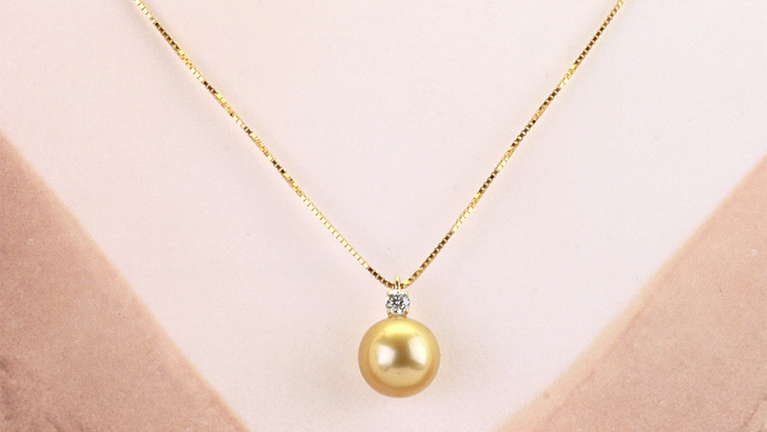 k18製 南洋ゴールデンパール 11mm ( 白蝶貝 南洋真珠 ) ダイヤ 3石 ペンダント フォーマル 冠婚葬祭 結婚式 真珠 パール ダイヤモンド ペンダント ネックレス アクセサリー 18金 ギフト 記念 贈り物 贈答用 アクセサリー ジュエリー ジュエリーマーノ 桜川市 [AH142sa]