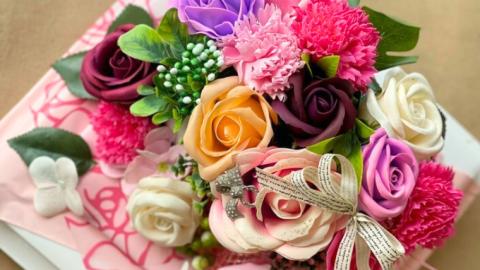 シャボンフラワー M 陶器のフラワーポット フラワーギフト 贈り物 ギフト 誕生日 プレゼント 石鹸素材 枯れないお花 [DP002sa]