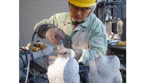 アクティブ招き猫 石 ストーン 猫 ネコ 動物 縁起物 雑貨 職人 伝統工芸 伝統工芸品 置き物 飾り 玄関 庭 ガーデニング おしゃれ 茨城県 桜川市 贈り物 [AP007sa]