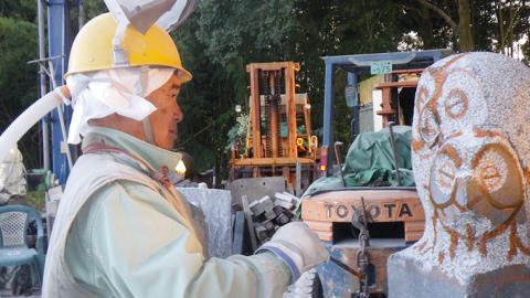 ふくろう彫刻 「welcome わが家へ」 石 ストーン 雑貨 職人 伝統工芸 伝統工芸品 置き物 飾り 玄関 庭 ガーデニング おしゃれ 茨城県 桜川市 贈り物 [AP005sa]