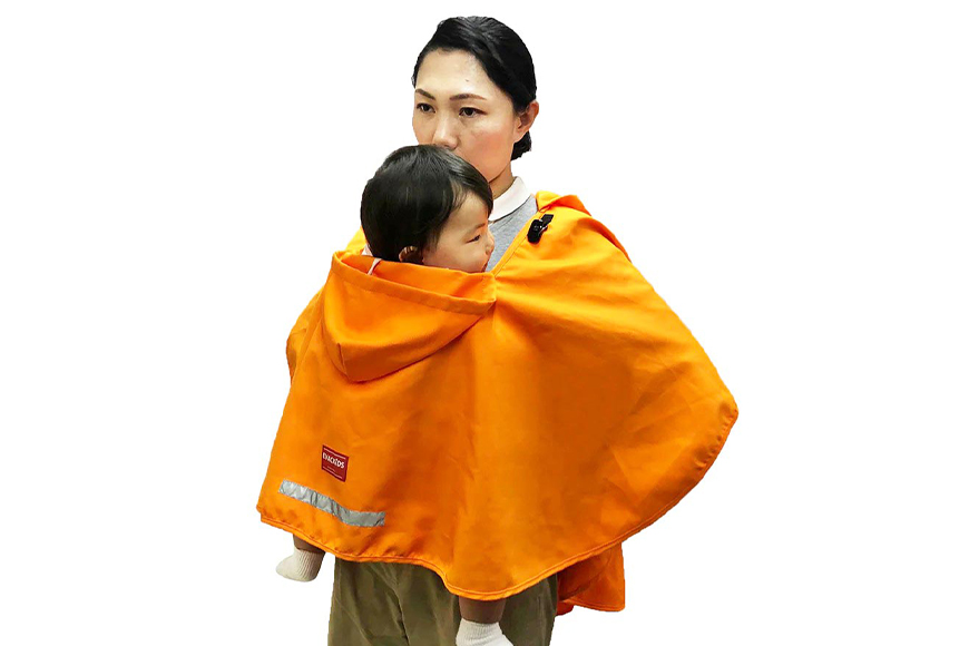 EVACKiDS 避難用フード付きポンチョ オレンジ 避難用 緊急 災害用 保育 防災用品 防炎 抱っこひも リフレクター 収納袋 壁掛け 0～3歳 74-BY