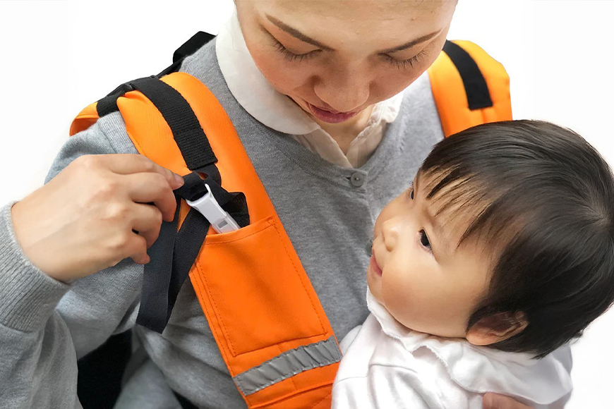 EVACKiDS 避難くん 避難用コンパクトキャリー オレンジ 避難用 緊急 災害用 保育 防災用品 防炎 抱っこ おんぶ 3歳まで リフレクター ホイッスル 74-CI