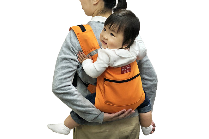 EVACKiDS 避難くん 避難用コンパクトキャリー オレンジ 避難用 緊急 災害用 保育 防災用品 防炎 抱っこ おんぶ 3歳まで リフレクター ホイッスル 74-CI