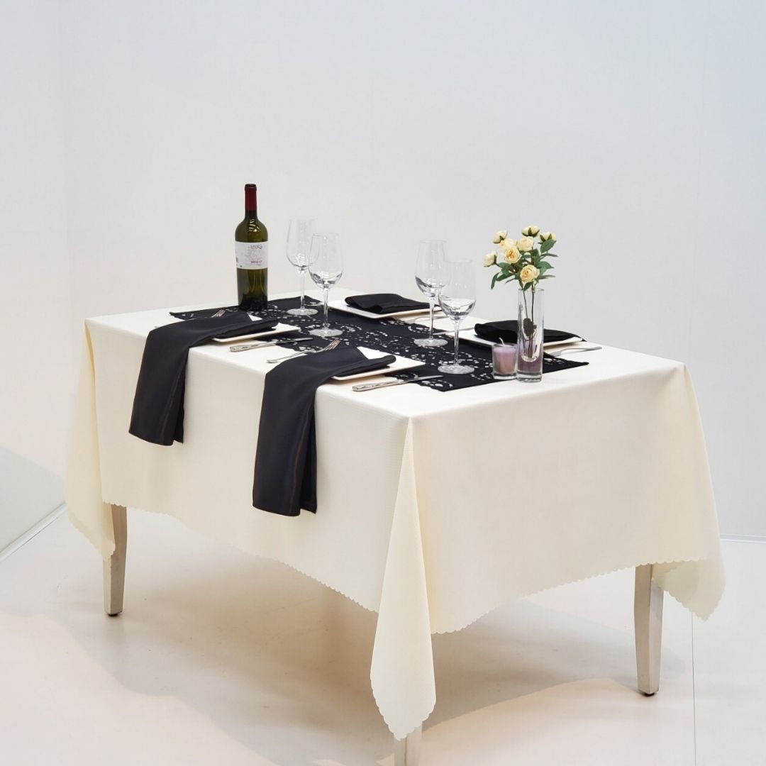 毎日の暮らしに「ちょうどいい」シンプルな撥水加工テーブルクロス アイボリー Lサイズ