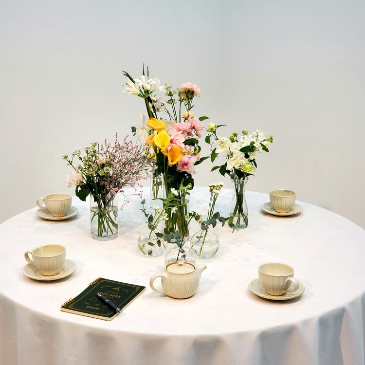 ジャガード織の花模様が美しい円形テーブルクロス