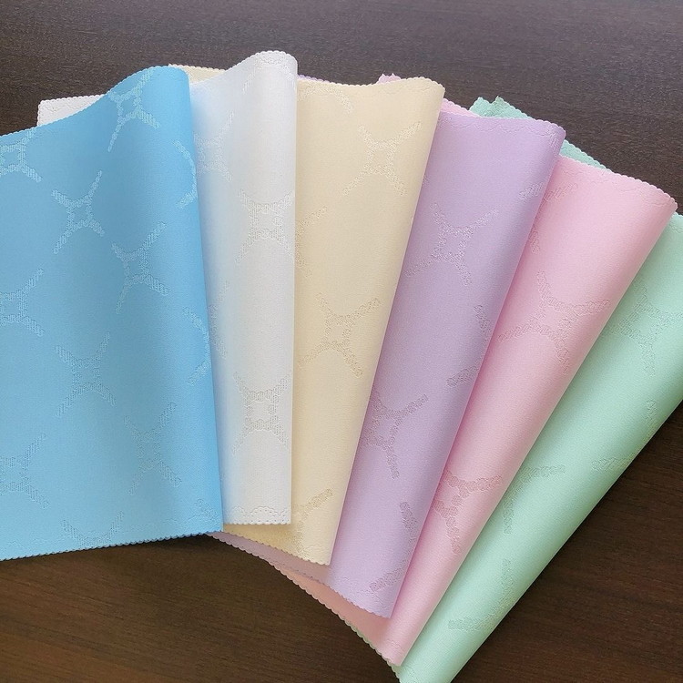 ラメ糸でダイヤ柄がデザインされたランチョンマット