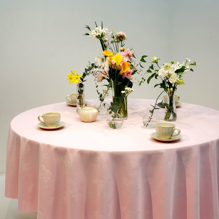 ジャガード織の花模様が美しい円形テーブルクロス