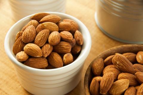 アーモンド多めの3種の素焼きミックスナッツ 1.4kg(700g×2袋) 素焼き チャック付き 健康 美容 直火焙煎 煎りたて うさぎや くるみ アーモンド カシューナッツ