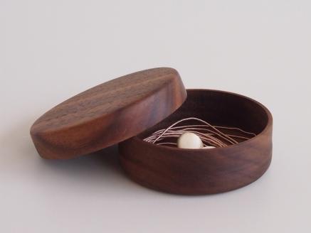 【シャーレ　チェリー】持ち歩きにも便利な茶筒のような形状　国産　建彦木工　直径67mm×22mm【栃木県足利市】 F7Z-704