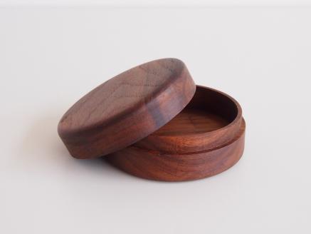 【小箱マカロン70サイズ　ウォールナット】旋盤の「削る」技術を利用した小さな丸い箱　国産　建彦木工　直径70mm×30mm【栃木県足利市】 F7Z-699