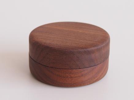 【小箱マカロン60サイズ　ウォールナット】旋盤の「削る」技術を利用した小さな丸い箱　国産　建彦木工　直径60mm×3mm【栃木県足利市】 F7Z-695