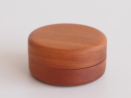 【小箱マカロン60サイズ　チェリー】旋盤の「削る」技術を利用した小さな丸い箱　国産　建彦木工　直径60mm×30mm【栃木県足利市】 F7Z-696