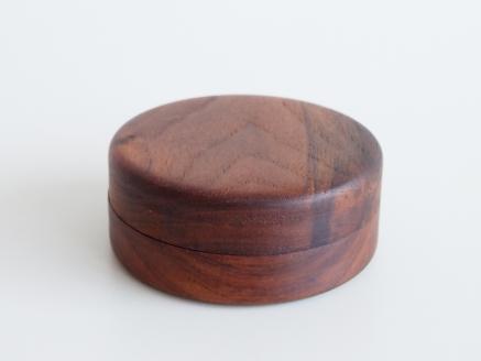 【小箱マカロン70サイズ　ウォールナット】旋盤の「削る」技術を利用した小さな丸い箱　国産　建彦木工　直径70mm×30mm【栃木県足利市】 F7Z-699