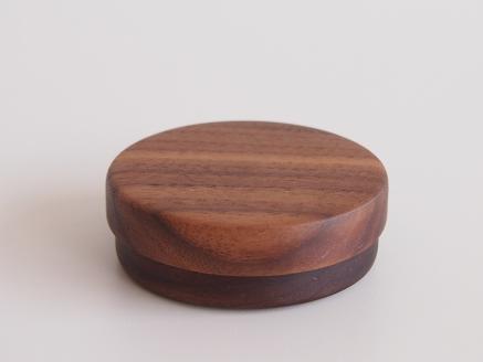 【シャーレ　ウォールナット】持ち歩きにも便利な茶筒のような形状　国産　建彦木工　直径67mm×22mm【栃木県足利市】 F7Z-703