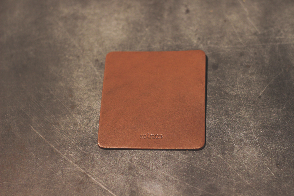 【minca】栃木レザーのコースター4枚セット  自宅、オフィス、キャンプシーンでのカフェタイムに/チョコ　667【日用品 人気 おすすめ 】