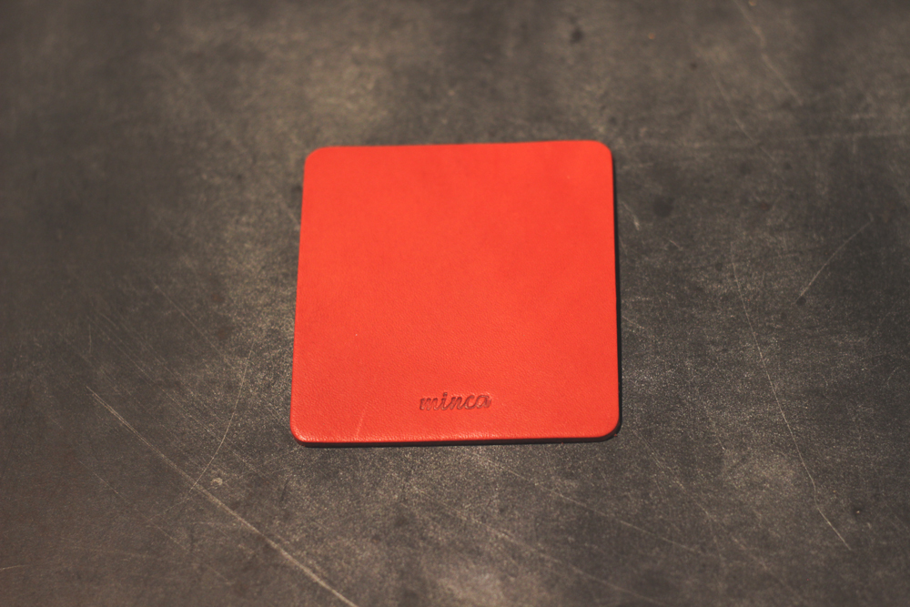 【minca】栃木レザーのコースター4枚セット  自宅、オフィス、キャンプシーンでのカフェタイムに/レッド　667【日用品 人気 おすすめ 】