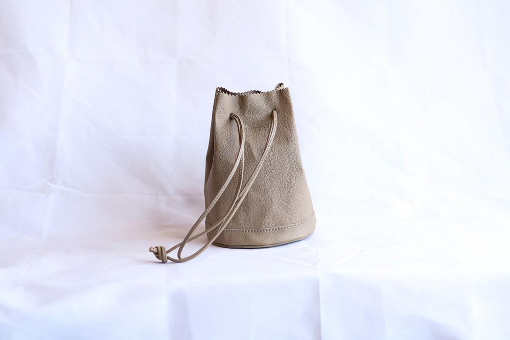 【レザー巾着】Drawstring bag カラー：Greige【かばん ファッション 人気 おすすめ 】