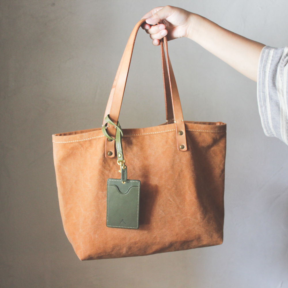 【minca】栃木レザーのストラップ付タテ型パスケース 定期入れ 職人の手仕事 パスホルダー01+ストラップS/キャメル　706【雑貨 日用品 人気 おすすめ 】