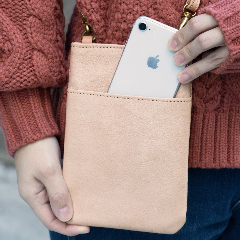 栃木レザー使用｜ソフトな手触り 本革 スマホショルダー｜Smartphone shoulder｜キャメル｜minca（全6色）