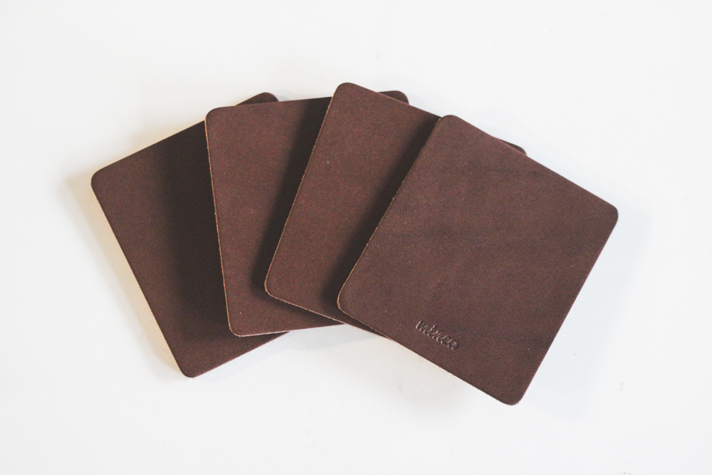 【minca】栃木レザーのコースター4枚セット  自宅、オフィス、キャンプシーンでのカフェタイムに/チョコ　667【日用品 人気 おすすめ 】