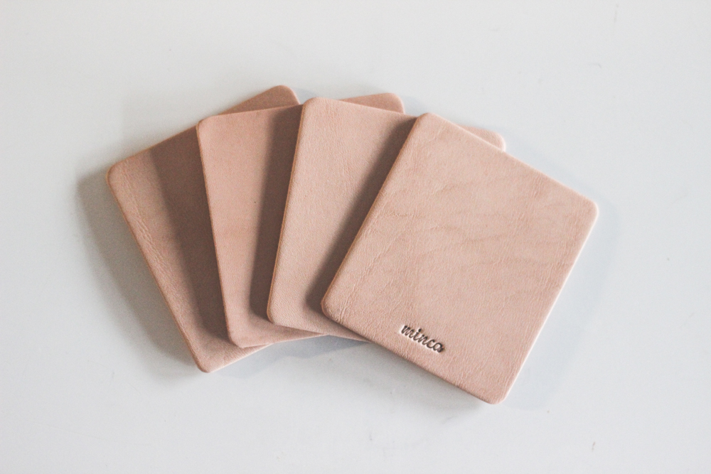 【minca】栃木レザーのコースター4枚セット  自宅、オフィス、キャンプシーンでのカフェタイムに/タン(生成)　667【日用品 人気 おすすめ 】