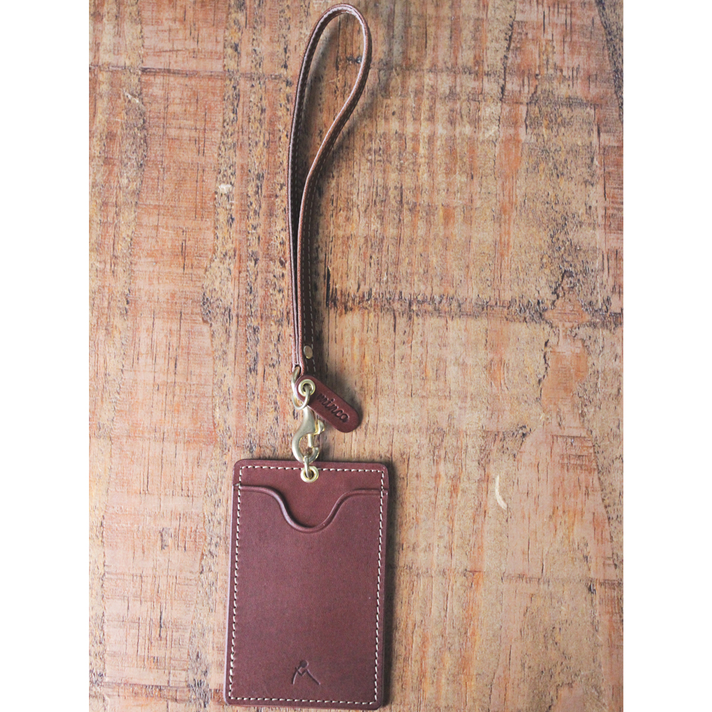 【minca】栃木レザーのストラップ付タテ型パスケース 定期入れ 職人の手仕事 パスホルダー01+ストラップS/チョコ　706【雑貨 日用品 人気 おすすめ 】