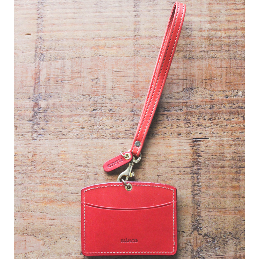 【minca】栃木レザーのストラップ付ヨコ型パスケース 定期入れ 職人の手仕事 パスホルダー02+ストラップS/レッド　714【雑貨 日用品 人気 おすすめ 】
