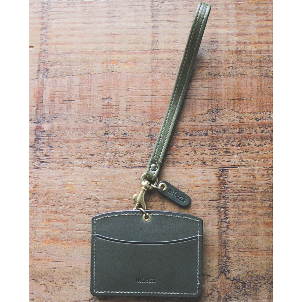 【minca】栃木レザーのストラップ付ヨコ型パスケース 定期入れ 職人の手仕事 パスホルダー02+ストラップS/オリーブ　714【雑貨 日用品 人気 おすすめ 】