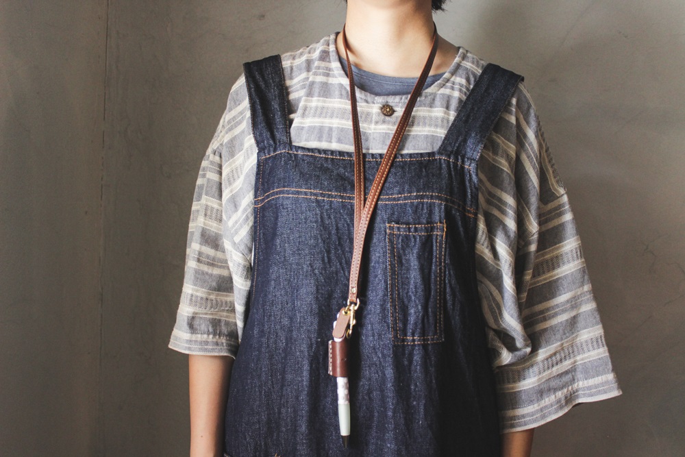 【minca】栃木レザーのネックストラップ付ペンホルダー 持ち歩きに便利 ペンホルダー+ストラップ/M/チョコ　721【玩具 雑貨 日用品 人気 おすすめ 】