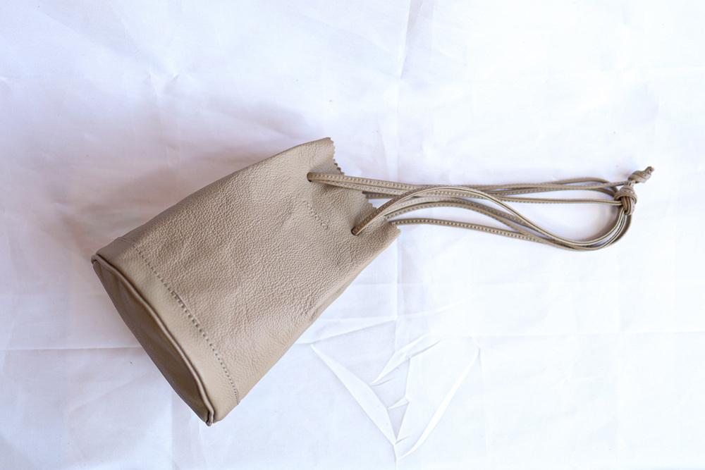 【レザー巾着】Drawstring bag カラー：Greige【かばん ファッション 人気 おすすめ 】