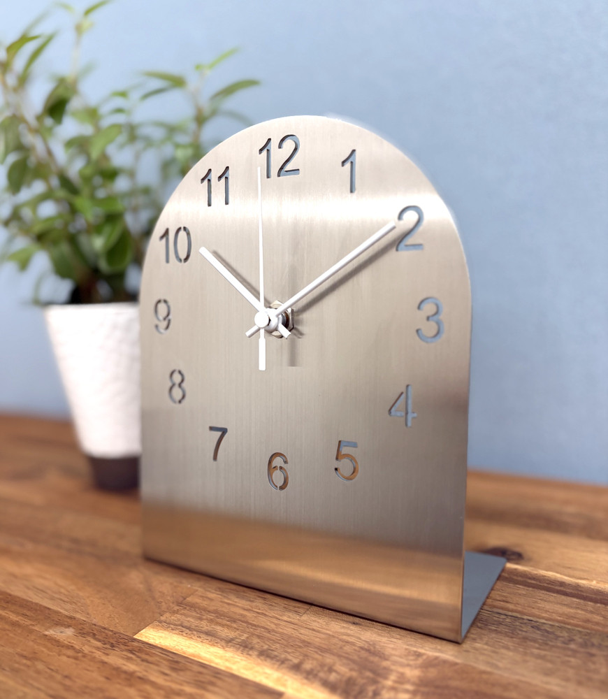 ステンレス 置き時計 針ホワイト インテリア モダン スタイリッシュ 時計【雑貨 日用品 人気 おすすめ 】