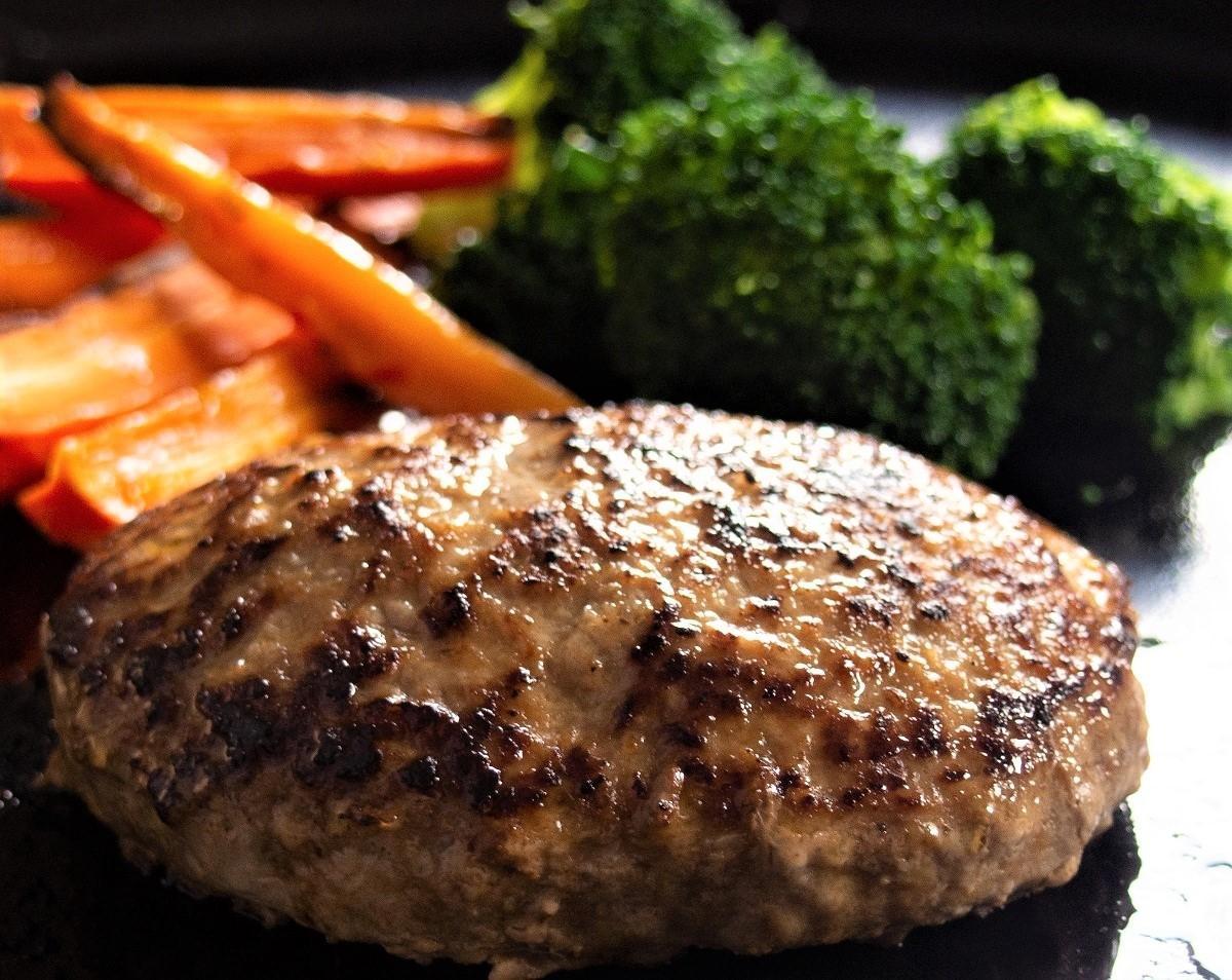 【定期便3回】栃木県産の赤身牛 特製 手ごねハンバーグ 8個入り [ 冷凍便 ]| 定期便 ハンバーグ 栃木県産牛 赤身牛 国産牛 無添加 赤身肉 冷凍 手ごね 肉汁 ジューシー 簡単調理 フライパン 焼き方 お取り寄せ ふるさと納税 栃木県 牛肉 おかず ギフト 家族向け 栃木県 矢板市 【定期3回】 8個入