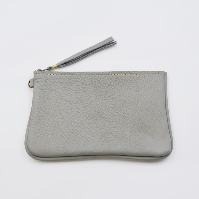 益子の革工房maharoのファスナー通帳ケース　ライトグレー｜栃木県 益子町 ふるさと納税 ファスナー通帳ケース 牛革 手作り（AX139-4）