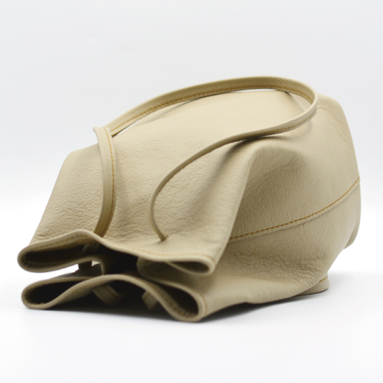 益子の革工房maharoの巾着バッグ（M）ベージュ(AX140-4)