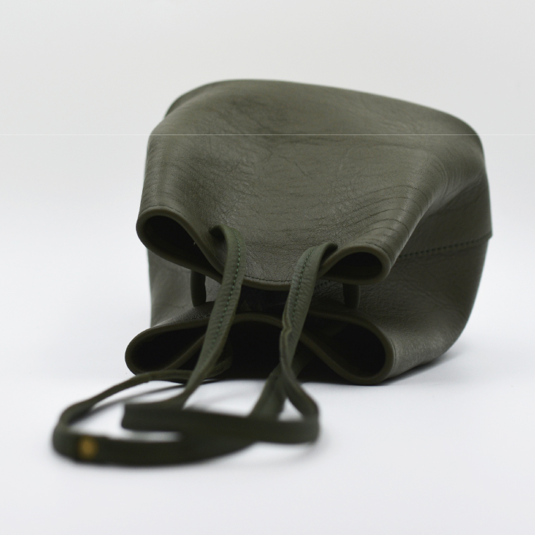 益子の革工房maharoの巾着バッグ（S）オリーブグリーン (AX141-1)