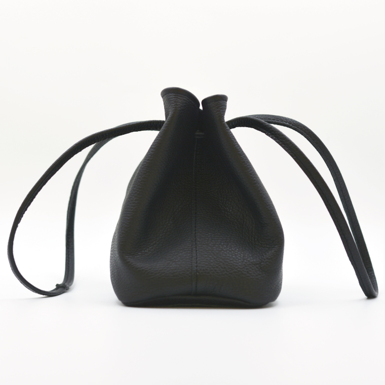 益子の革工房maharoの巾着バッグ（S）ブラック (AX141-3）