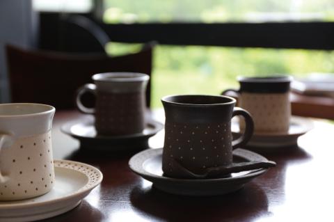 AS003-3　益子焼　ドット柄コーヒーカップ＆ソーサー（黒地白釉）