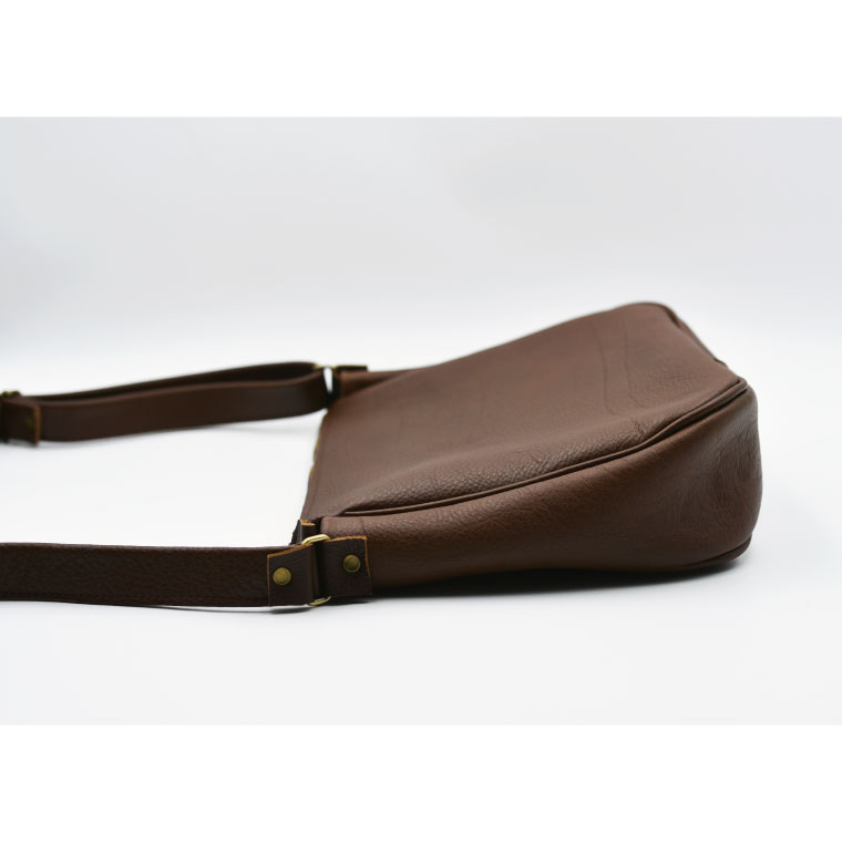 益子の革工房maharoのラウンドショルダーバッグ（L）キャメルブラウン｜栃木県 益子町 ふるさと納税 ショルダーバッグ バッグ 牛革 手作り (AX117-1)