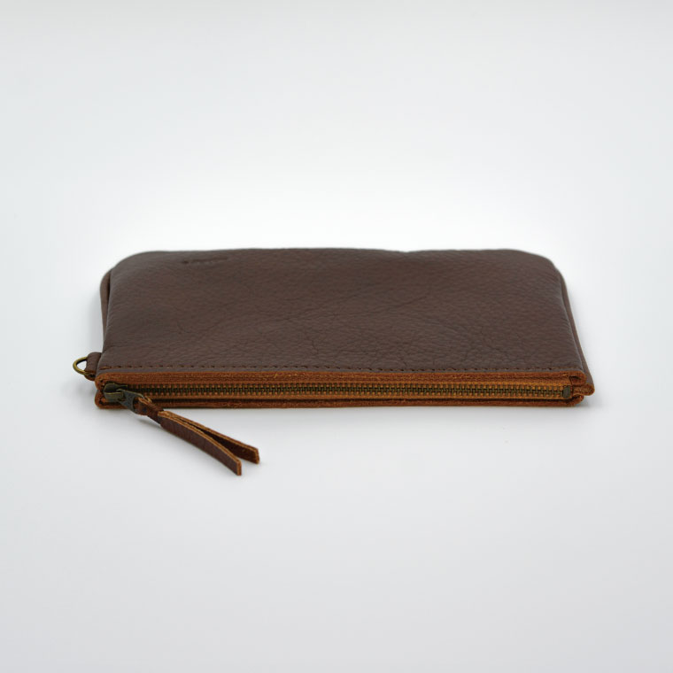 益子の革工房maharoのファスナー 通帳ケース　キャメルブラウン｜栃木県 益子町 ふるさと納税 ファスナー通帳ケース 牛革 手作り (AX139-1)